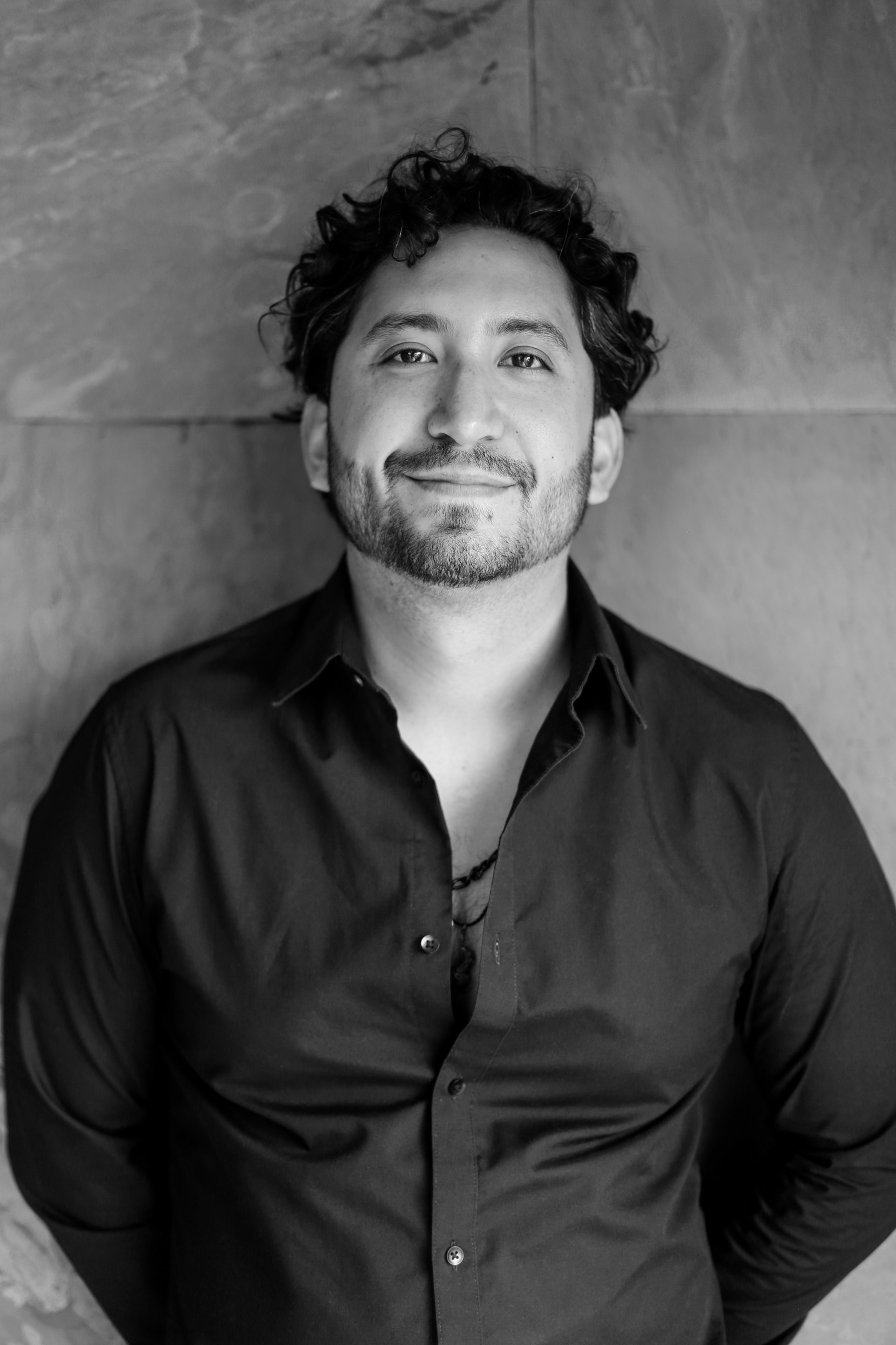 Persona seria en fondo negro